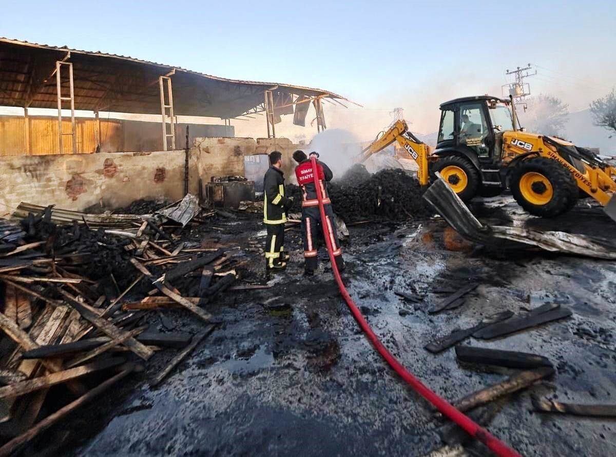 Kütahya'nın Simav ilçesindeki bir palet fabrikasında çıkan yangın, itfaiye ekiplerinin