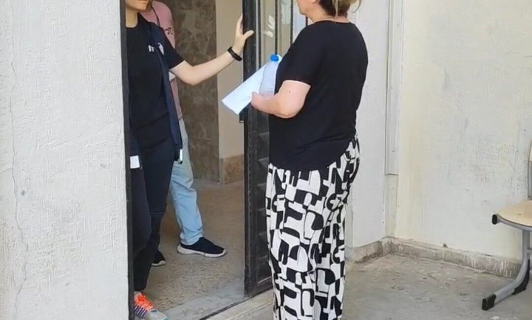 Adana'da YKS AYT sınavına girmek isteyen bir kadın, erken geldiği