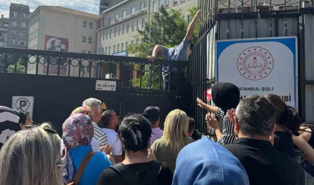 Yükseköğretim Kurumları Sınavı'nın birinci oturumuna 1 dakika geç kalan iki