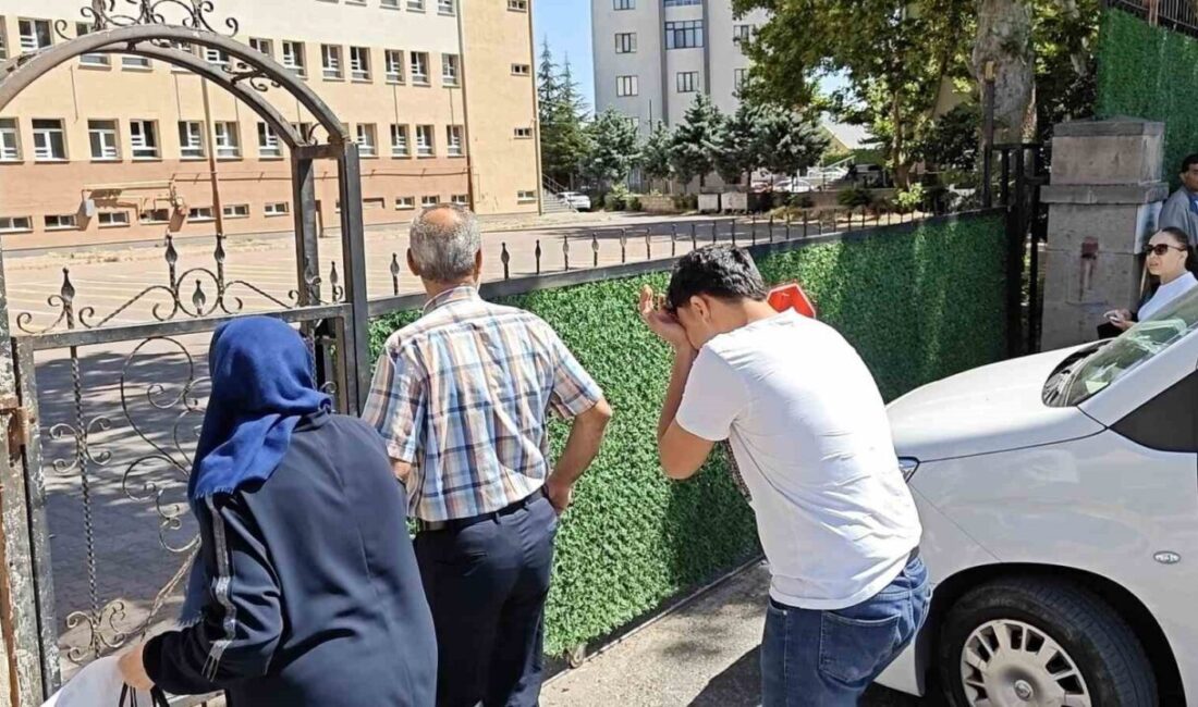 Yükseköğretim Kurumları Sınavı (YKS) TYT oturumu, Kayseri'de başladı. 1 dakika