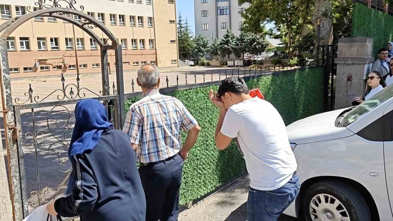 Yükseköğretim Kurumları Sınavı (YKS) TYT oturumu, Kayseri'de başladı. 1 dakika