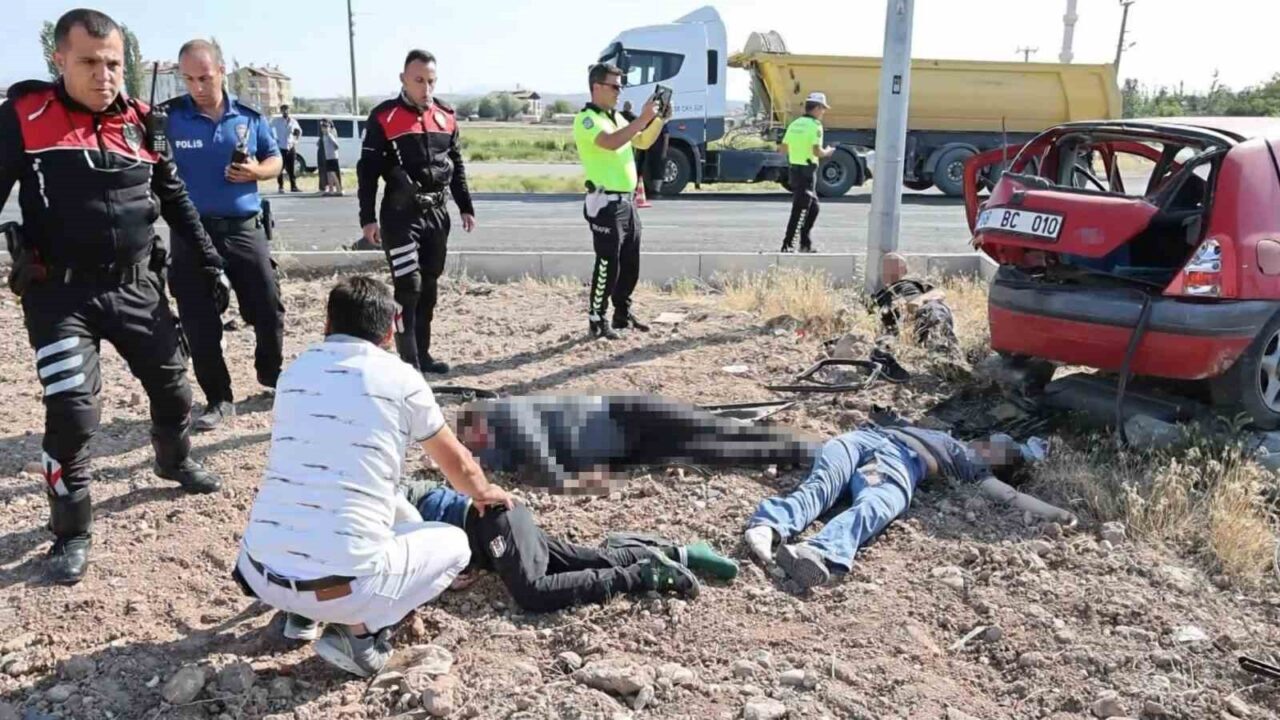 Aksaray'da YKS'ye öğrenci taşıyan iki aracın çarpışması sonucu meydana gelen