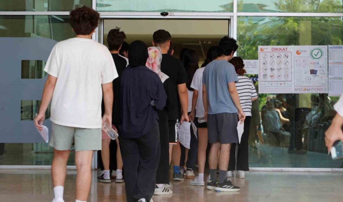 Antalya'da 2025 YKS'nin ikinci oturumu olan Alan Yeterlilik Testi (AYT)