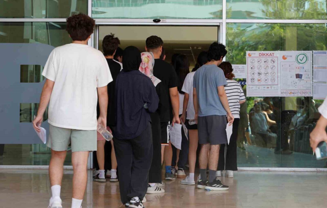 Antalya'da 2025 YKS'nin ikinci oturumu olan Alan Yeterlilik Testi (AYT)