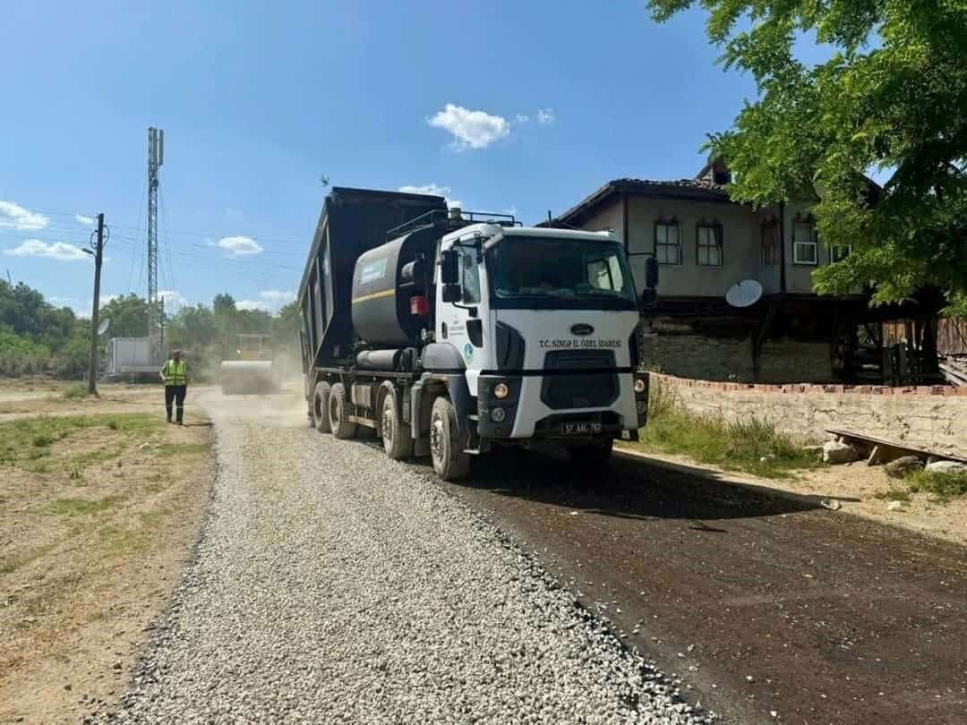 Sinop İl Özel İdaresi, 2025 asfalt sezonunu Korucuk köyünde başlattı.