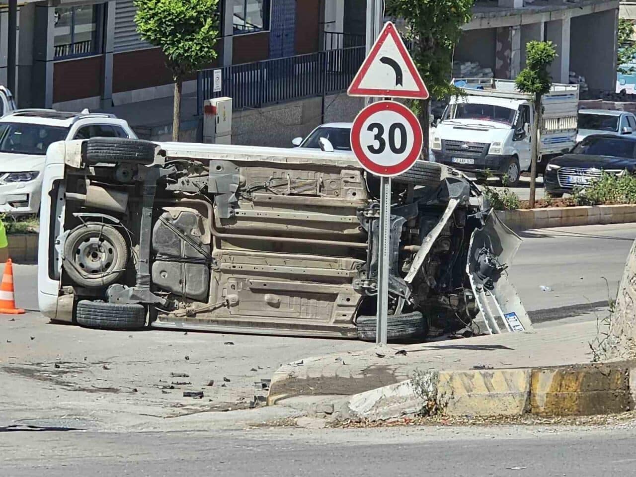 Şırnak'ta sabah saatlerinde S.B. yönetimindeki bir araç viraja giremedi ve