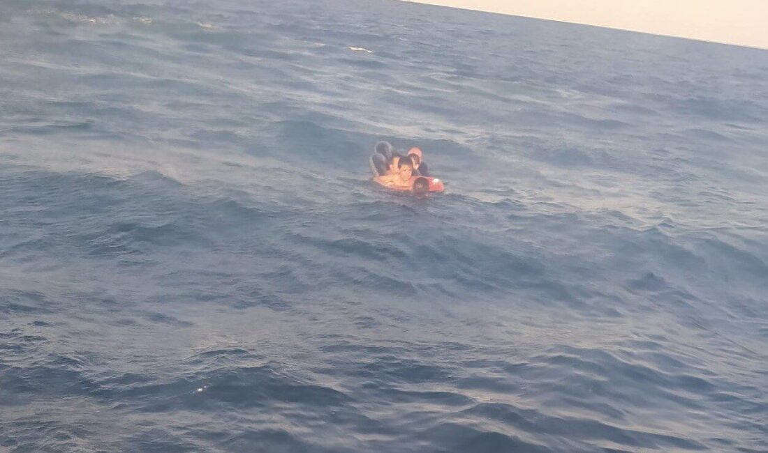 Tekirdağ'ın Marmaraereğlisi ilçesinde, rüzgarın etkisiyle şişme simitleriyle denizde sürüklenen A.T.
