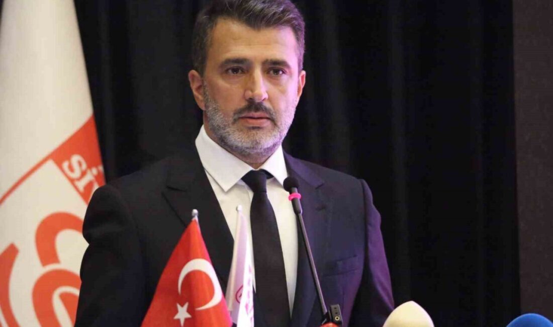 Sivasspor'un olağanüstü genel kurulunda iş insanı Gökhan Karagöl başkan seçildi.