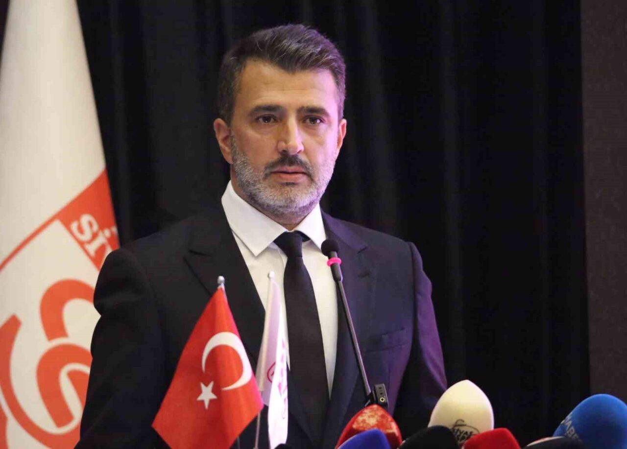 Sivasspor'un olağanüstü genel kurulunda iş insanı Gökhan Karagöl başkan seçildi.