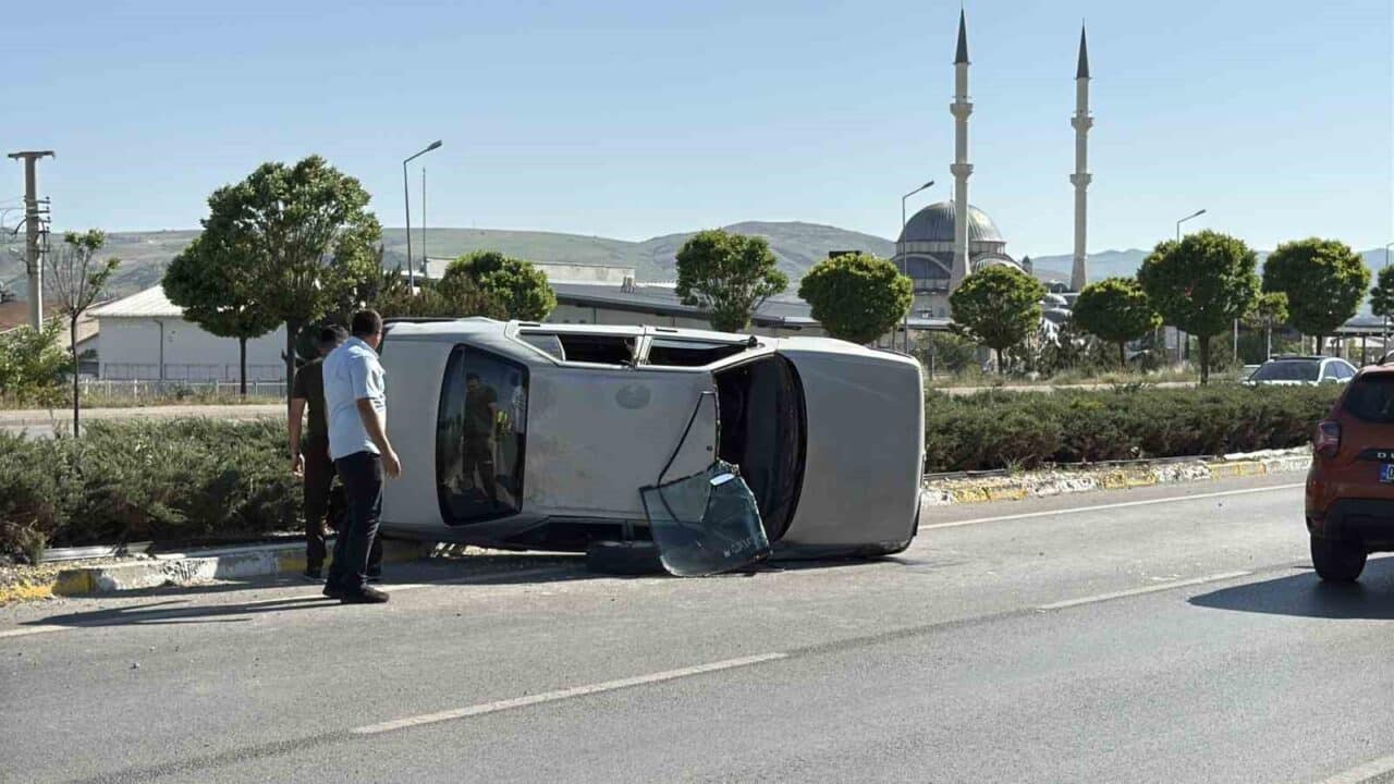 Sivas’ta B.I. yönetimindeki otomobil, kontrolü kaybetmesi sonucu takla attı. Kazada
