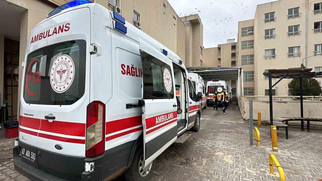 Şanlıurfa'nın Siverek ilçesinde iki otomobilin kafa kafaya çarpışması sonucu 7