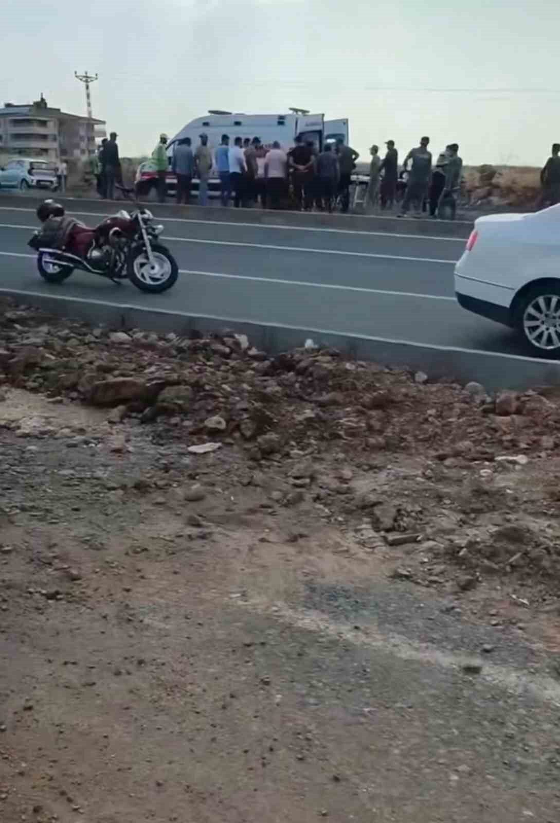 Şanlıurfa'nın Siverek ilçesinde, Hastane Kavşağı'nda kontrolden çıkan 43 AAY 007