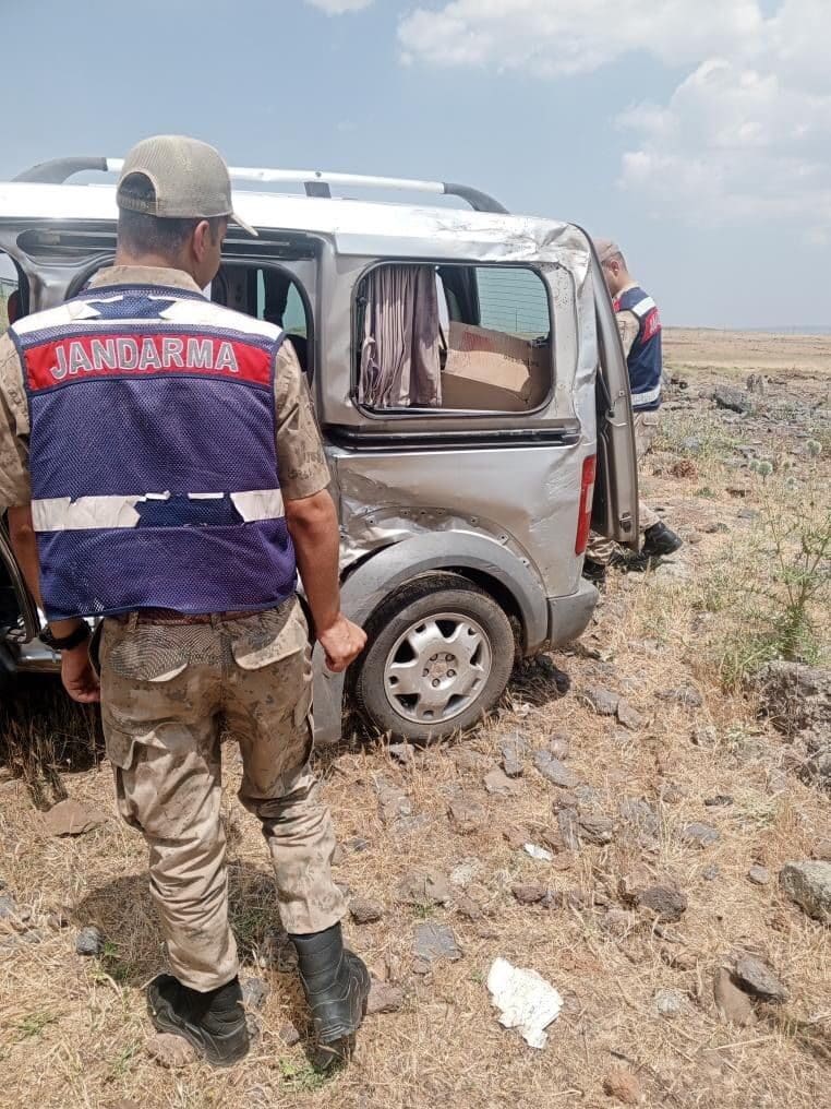 Şanlıurfa'nın Siverek ilçesinde F.K. (62) yönetimindeki hafif ticari araç, direksiyon