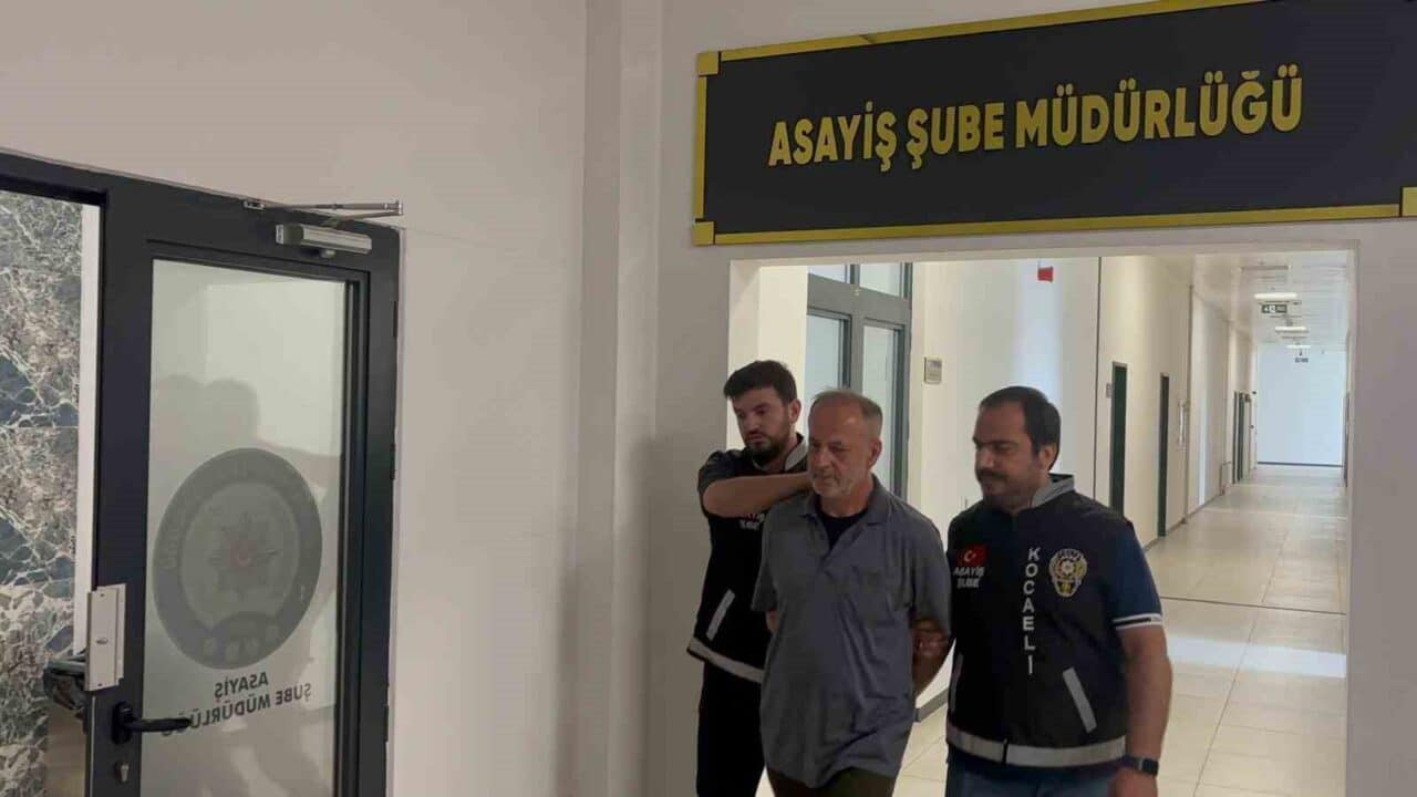 Kocaeli’nin İzmit ilçesinde, M.T. adlı şüpheli, Kadıköy Mahallesi'nde Fuat İpşır'ı