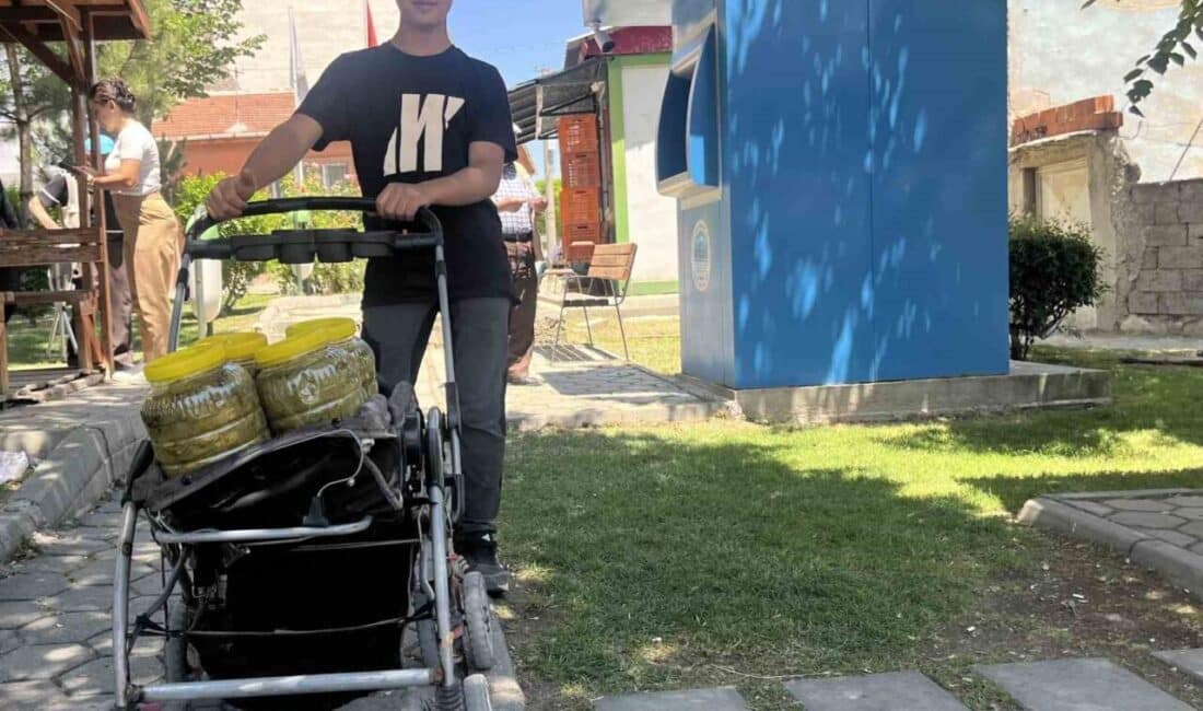 Eskişehir'de 16 yaşındaki Kutsal Yıldızlar, bebek arabasıyla dolaşarak salamura üzüm