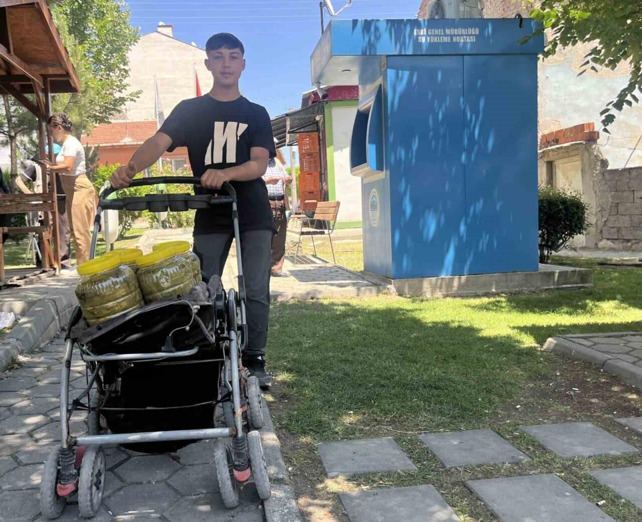 Eskişehir'de 16 yaşındaki Kutsal Yıldızlar, bebek arabasıyla dolaşarak salamura üzüm