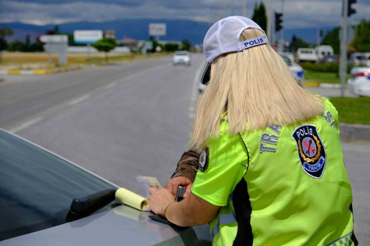 Erzincan'da hız sınırlarını aşarak trafiği tehlikeye atan motosiklet sürücüleri, Emniyet