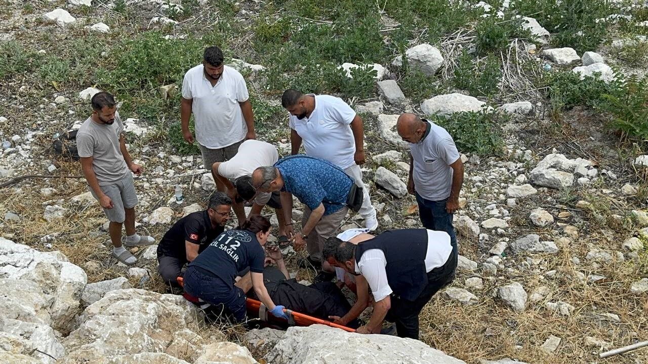 Eğirdir'de fuar için stant kuran Yusuf Uysal, dengesini kaybederek kayalıklara