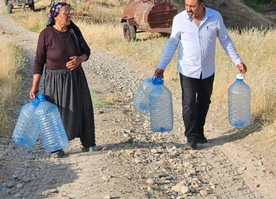 Adıyaman'ın Gümüşlü Köyü halkı, yaklaşık 40 gündür su akmaması nedeniyle
