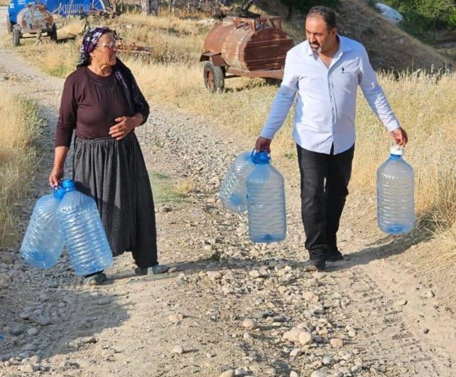 Adıyaman'ın Gümüşlü Köyü halkı, yaklaşık 40 gündür su akmaması nedeniyle