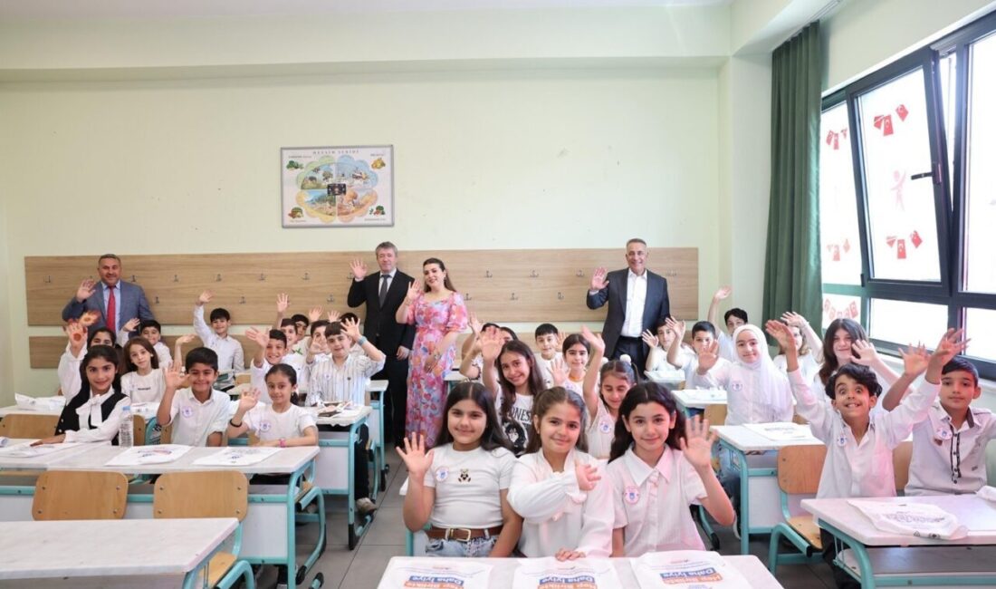 Sultangazi Belediye Başkanı Abdurrahman Dursun, Sultangazi İlkokulu'nu ziyaret ederek öğrencilerle