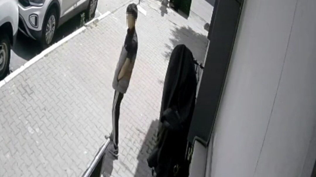 Sultangazi Cumhuriyet Mahallesi'nde bir iş yerinin önündeki elektrikli bisiklet, hırsızlık