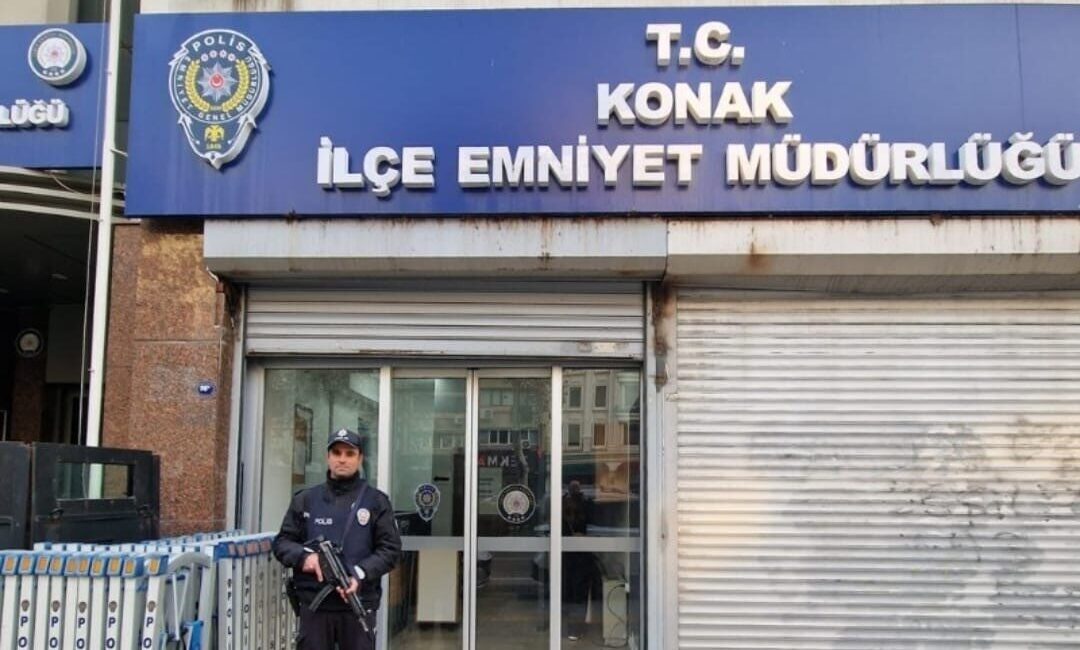 İzmir'in Konak ilçesinde, devriye gezen polis ekipleri 28 yaşındaki Ü.Y.'yi