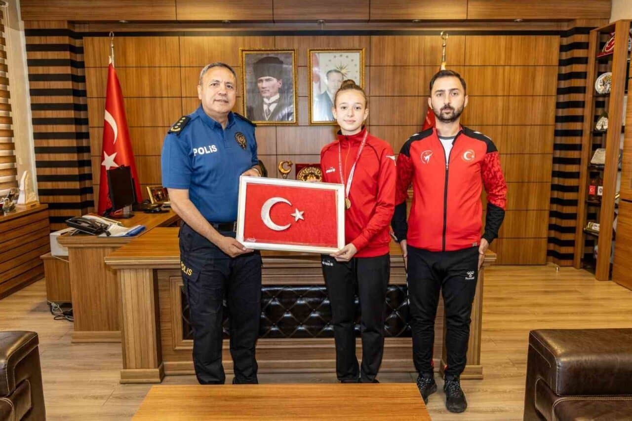 Adana'da düzenlenen Türkiye Taekwondo Şampiyonası'nda birincilik elde eden Ebrar Çakır,