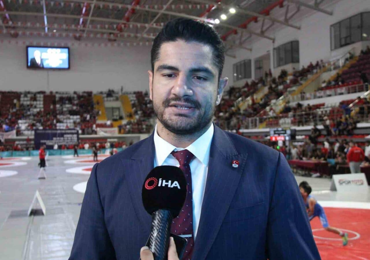 Türkiye Güreş Federasyonu Başkanı Taha Akgül, Sivas'taki Minikler Türkiye Güreş
