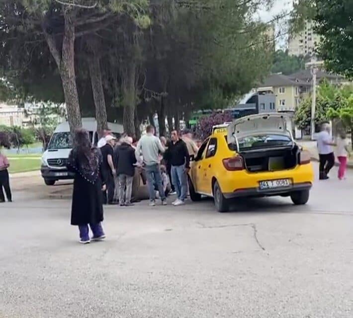 Kocaeli'nin İzmit ilçesinde Yeşilova Mahallesi'nde bir taksi, seyir halindeyken yayaya