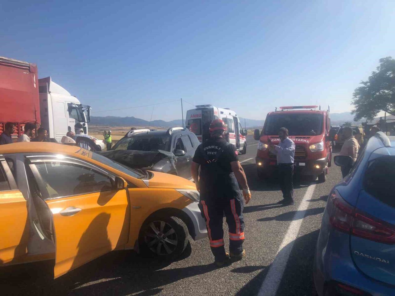 Elazığ'da Kovancılar-Bingöl yolunda taksi ve otomobilin çarpışması sonucu 2 kişi
