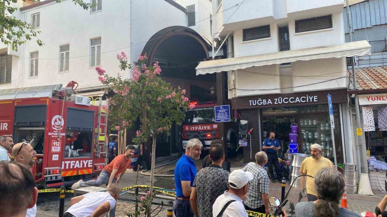 Denizli'nin Kaleiçi Çarşısı'ndaki bir zücaciyede başlayan yangın, çevredeki işletmelere sıçramadan