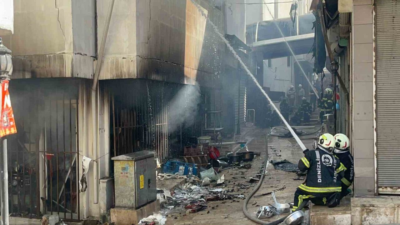 Denizli'nin Kaleiçi Çarşısı'nda bir zücaciyede çıkan yangın, itfaiye ekiplerinin müdahalesi