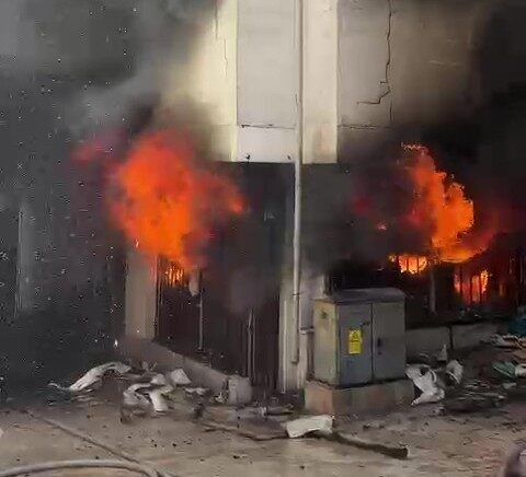Denizli'nin Kaleiçi Çarşısı'ndaki zücaciye dükkanında çıkan yangın, bölgedeki işyerlerinin tahliyesine