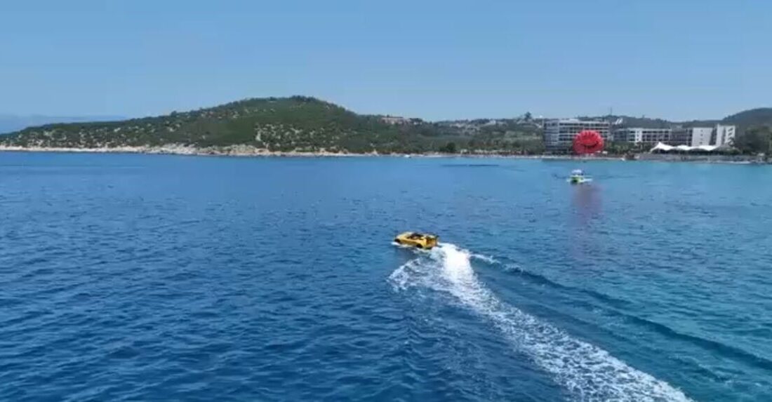 Yaz mevsimiyle birlikte sahillerde spor araba görünümündeki sürat tekneleri dikkat