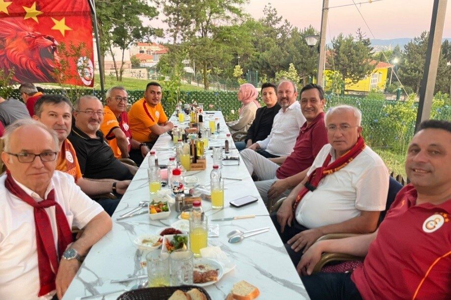 Kütahya'nın Tavşanlı ilçesinde Galatasaraylılar Derneği, sarı-kırmızılıların 25. şampiyonluğunu coşkuyla kutladı.