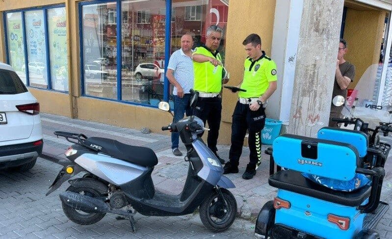 Kütahya'nın Tavşanlı ilçesinde iki motosikletin çarpışması sonucu N.E.Ç. yaralandı. Kaza,