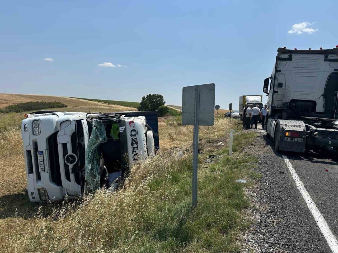 Tekirdağ’ın Muratlı ilçesinde Akın A. yönetimindeki tır kontrolden çıkarak tarlaya