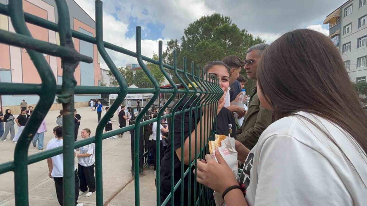 Kocaeli'nin Derince ilçesindeki Yenikent Anadolu Lisesi'nde LGS'nin ikinci oturumu öncesi