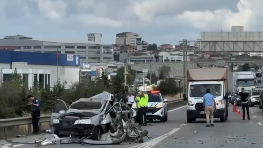 Kocaeli'nin Gebze ilçesinde TEM Otoyolu'nda yolcu otobüsü ile otomobil çarpıştı.