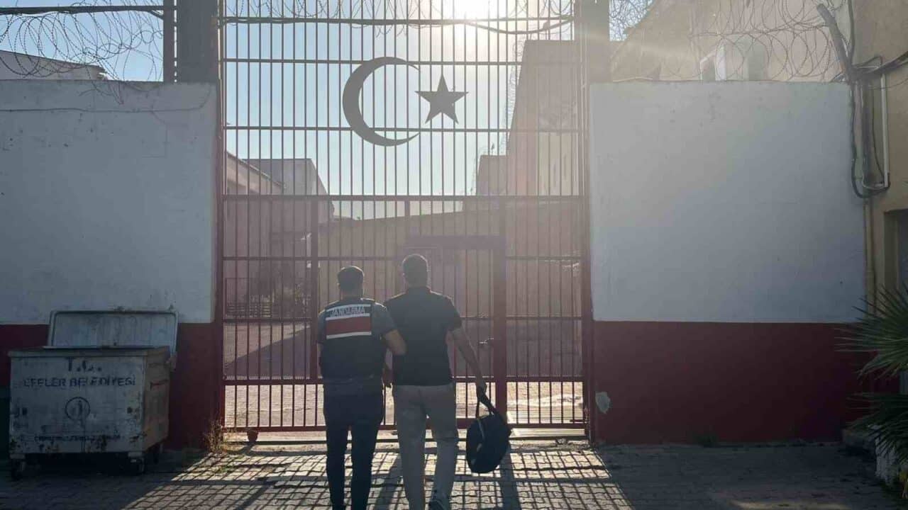 Aydın'ın Efeler ilçesinde jandarma ekipleri, silahlı terör örgütüne üye olduğu