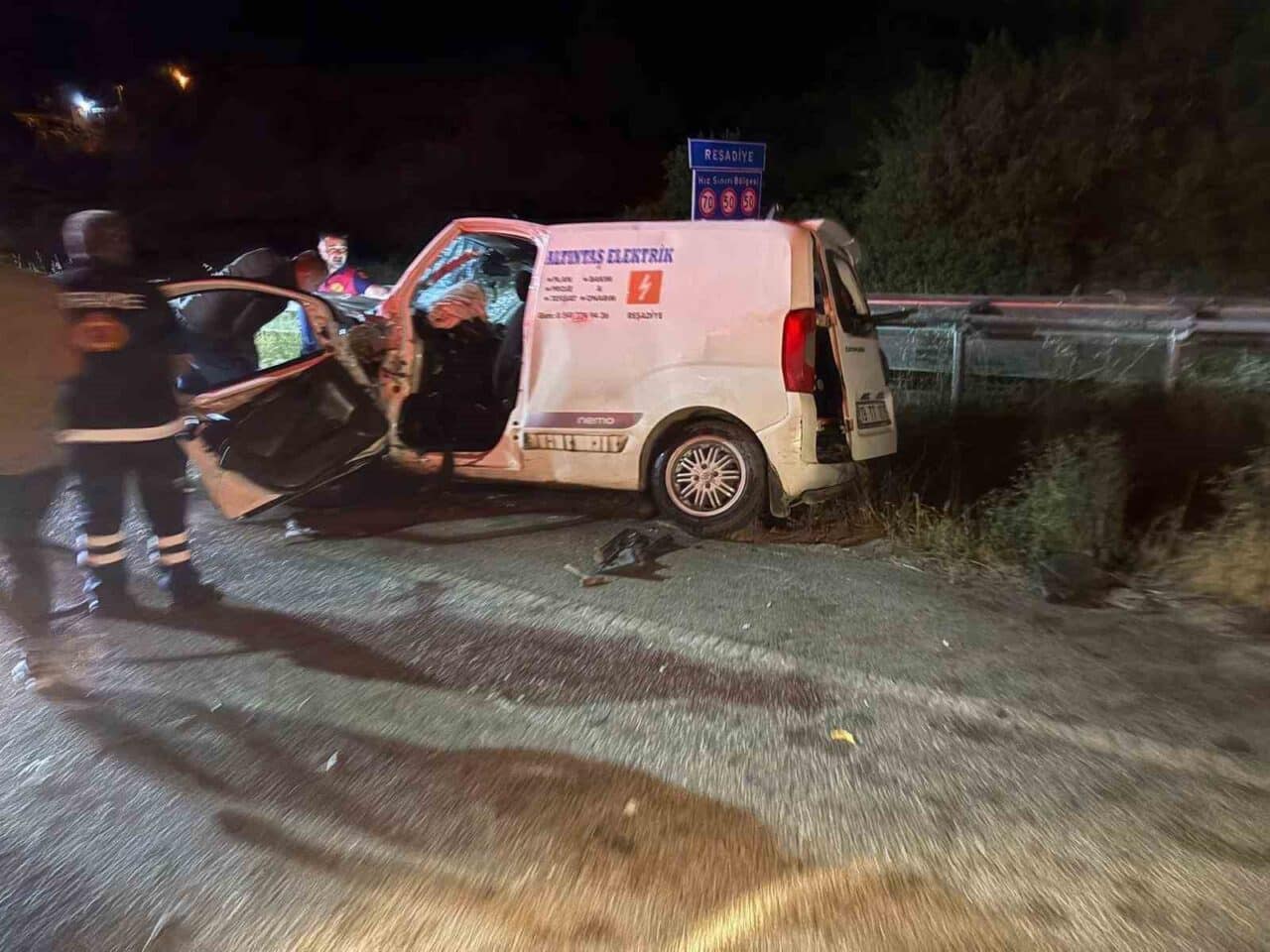 Tokat'ın Reşadiye ilçesinde D-100 Karayolu'nda iki aracın kafa kafaya çarpışması
