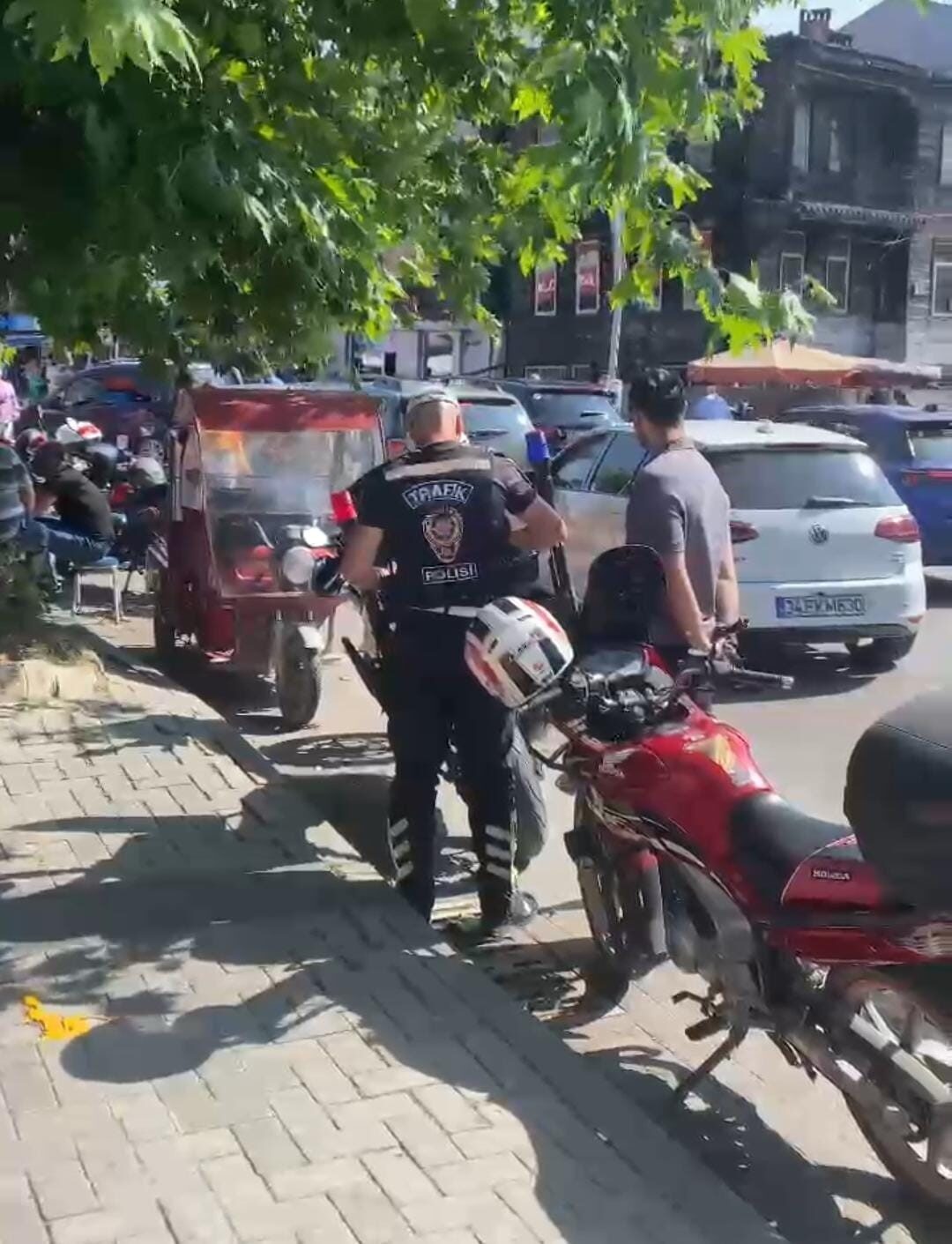 Bartın'da, Ahçeloğlu Sokak'ta ters yönde giden bir motosiklet sürücüsüne polis