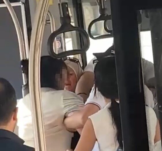 Denizli Merkezefendi’de, 2 yaşındaki kızıyla otobüse binen tesettürlü kadına hakaret