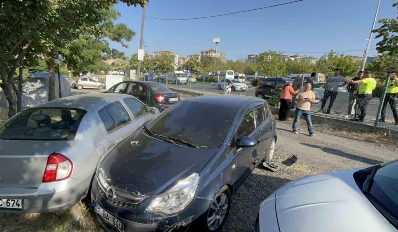 Tekirdağ'ın Çorlu ilçesinde G.S. yönetimindeki otomobil, iddiaya göre bir tırın