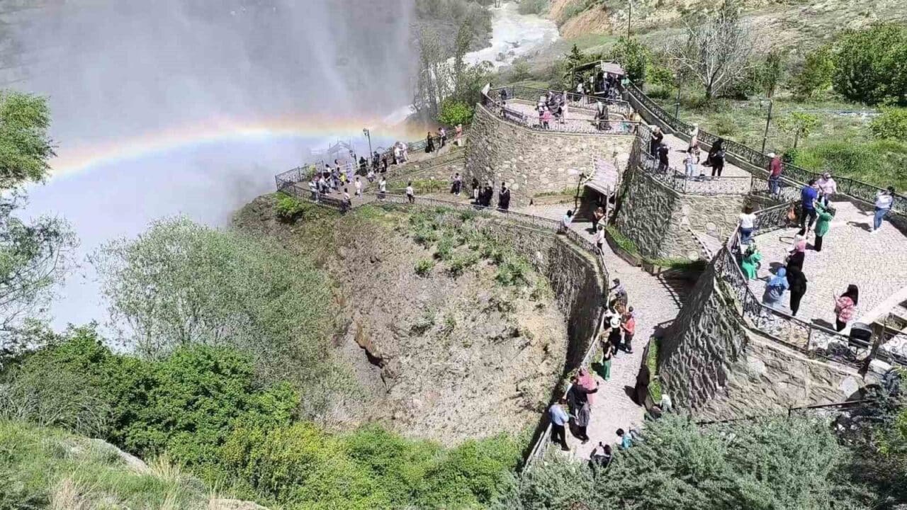 Erzurum'un Uzundere ilçesindeki Tortum Şelalesi, kar sularının erimesiyle coşarak her
