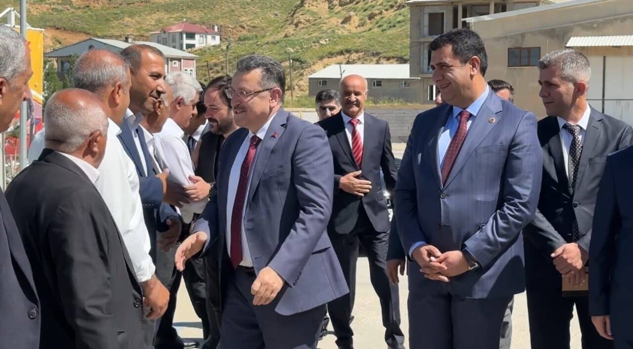 Trabzon Büyükşehir Belediye Başkanı Ahmet Metin Genç, Hakkari'nin Yüksekova ilçesine