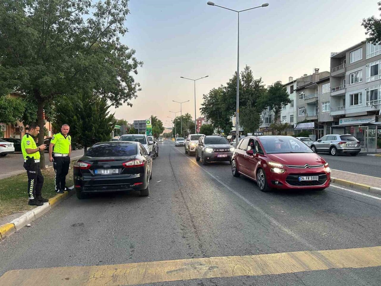 Muratlı'da trafik düzenine yönelik yapılan denetimlerde hatalı park, kırmızı ışık