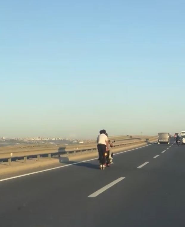 İstanbul Çatalca'da bir genç, motosiklete tutunarak gidişatı tehlikeye attı. Koruyucu