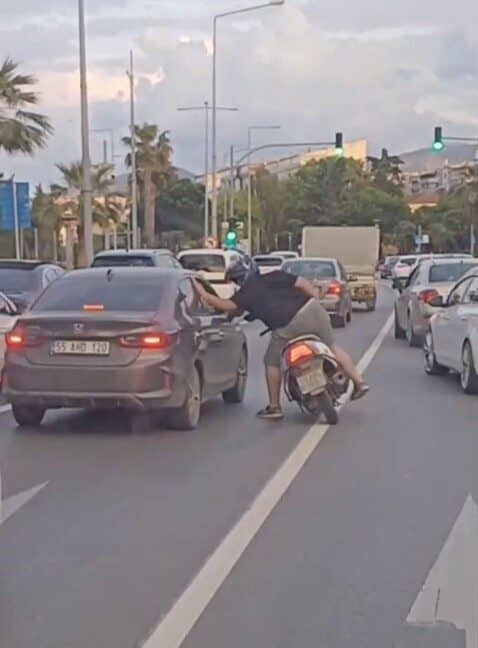 Samsun'un İlkadım ilçesinde bir motosiklet sürücüsü, trafik tartışması sırasında otomobilin